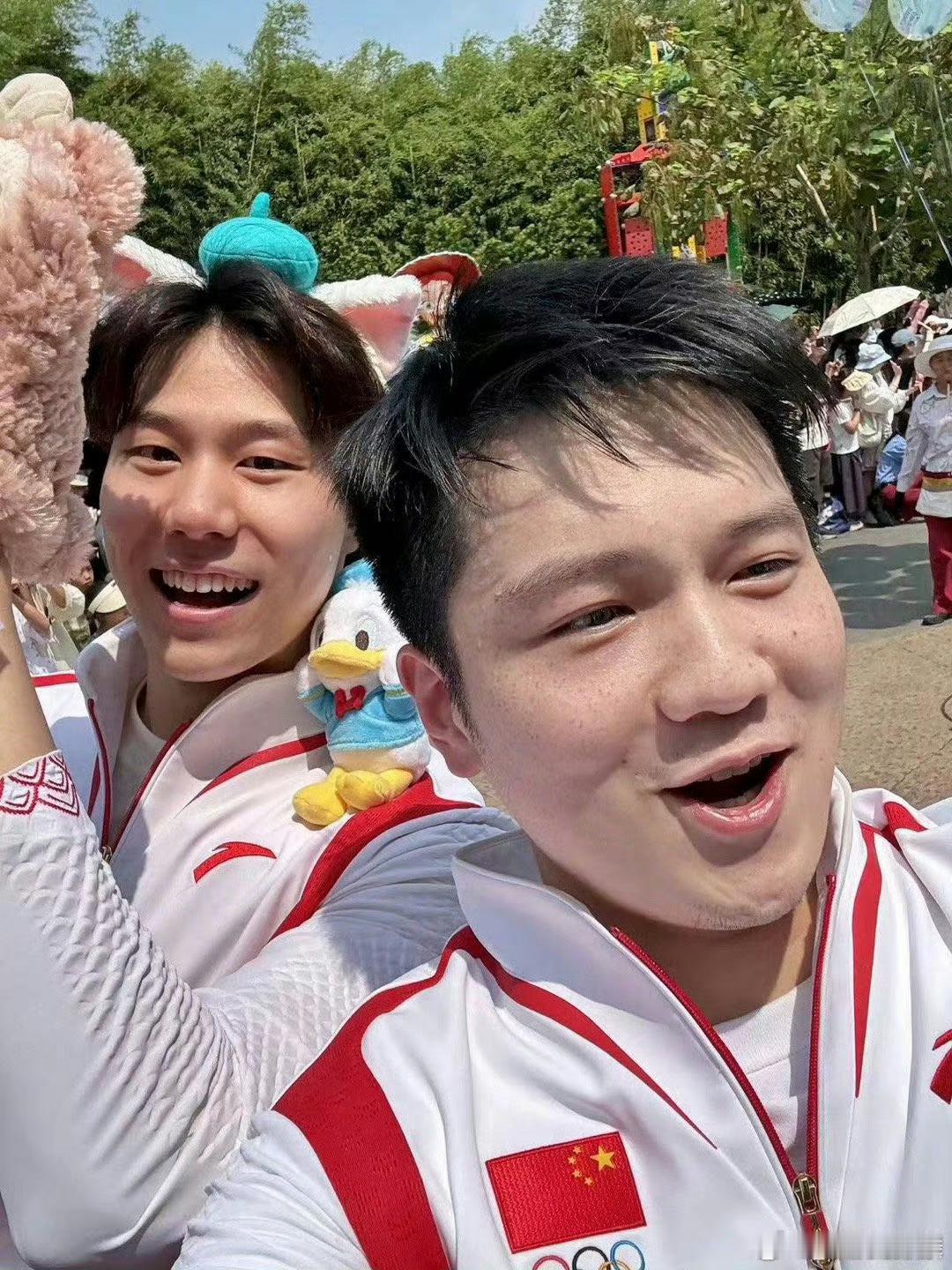#樊振东 我那几个兄弟呢#哈哈，小胖真是人见人爱啊[哈哈]从他在巴黎食堂合照就看
