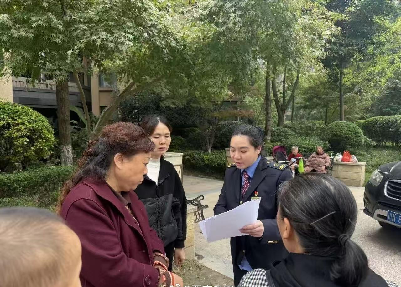 近日，崇州站联合铁路联防队、派出所、社区等部门，开展“空中警示＋地面普法”的铁路