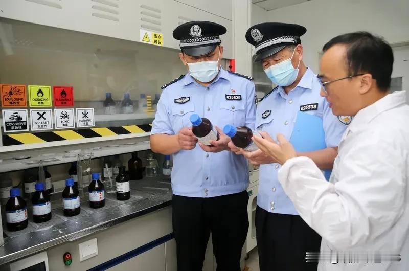 节日公安民警"百态"顺口溜

上班是固态
加班是常态
执勤是动态

巡逻是流水态