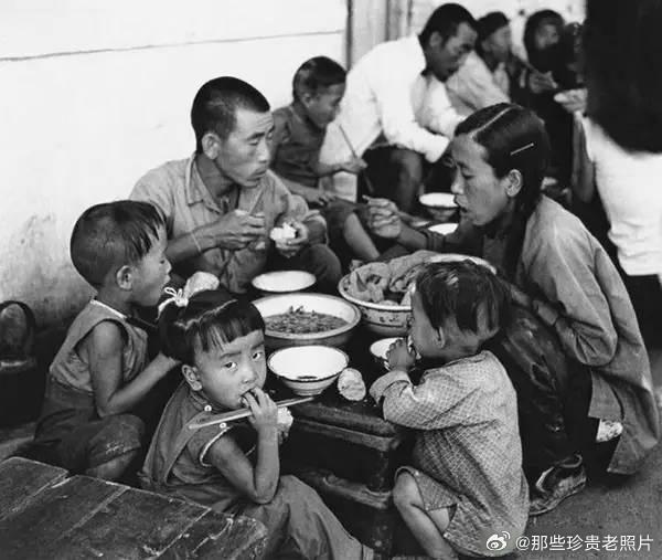 1958年，河北省怀来县，人民公社社员吃“大锅饭”。张祖道摄。 