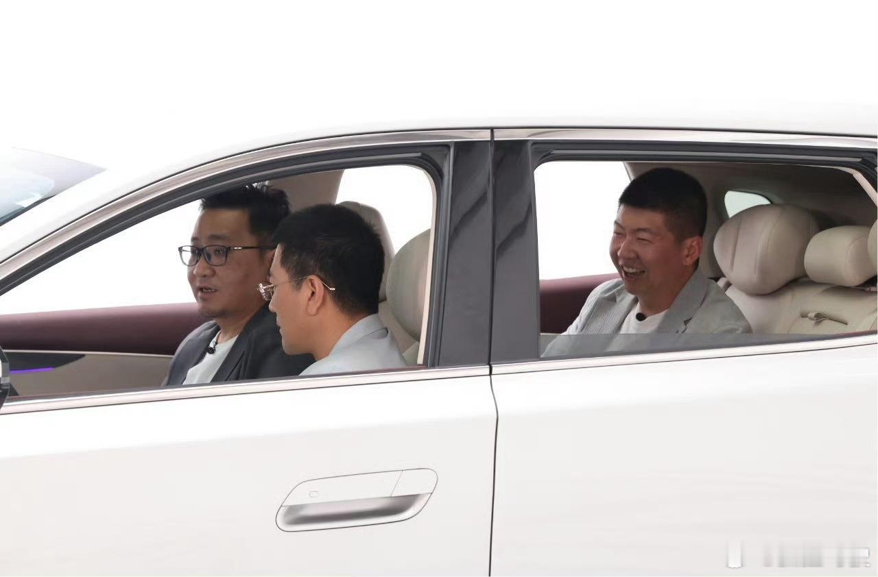 杨子来盲测了！在座椅坐感、音响沉浸感、座舱氛围的三轮对比中，被东风风神L8狠狠打