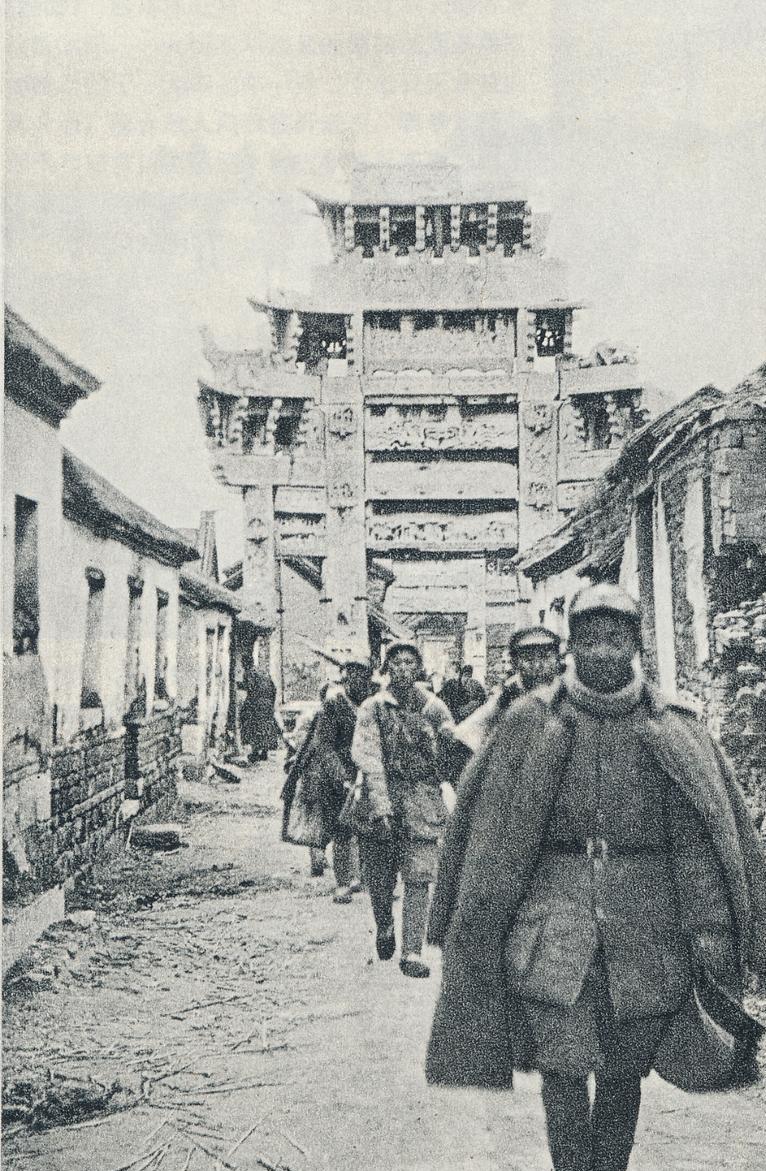 1947年，钟期光去开会，路上被华野6纵1个排长带人打伤，不久，排长被押到钟期光