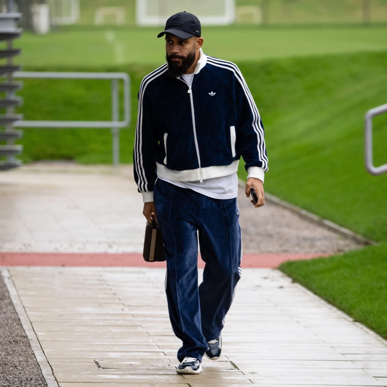 姆贝乌莫这穿搭很帅，不过这外套不是女款吗