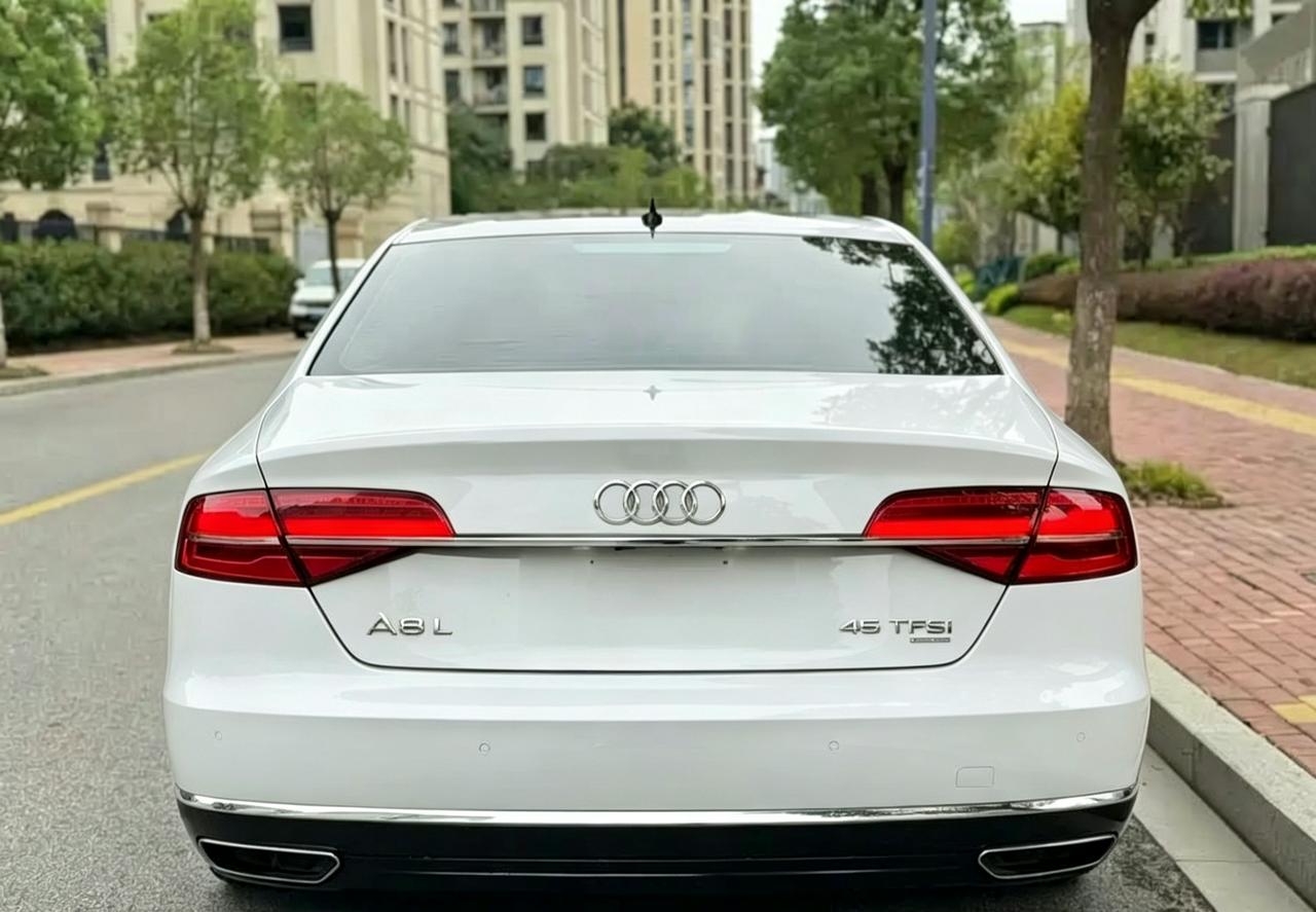 这是一台非常特别的车，但是在懂车帝上真正分享白色奥迪a8的非常的少。所以我想给人