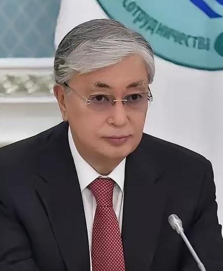 哈萨克斯坦根本不是把"摇摆"玩明白了，而是玩砸了，现在急得团团转，就是为自己的贪