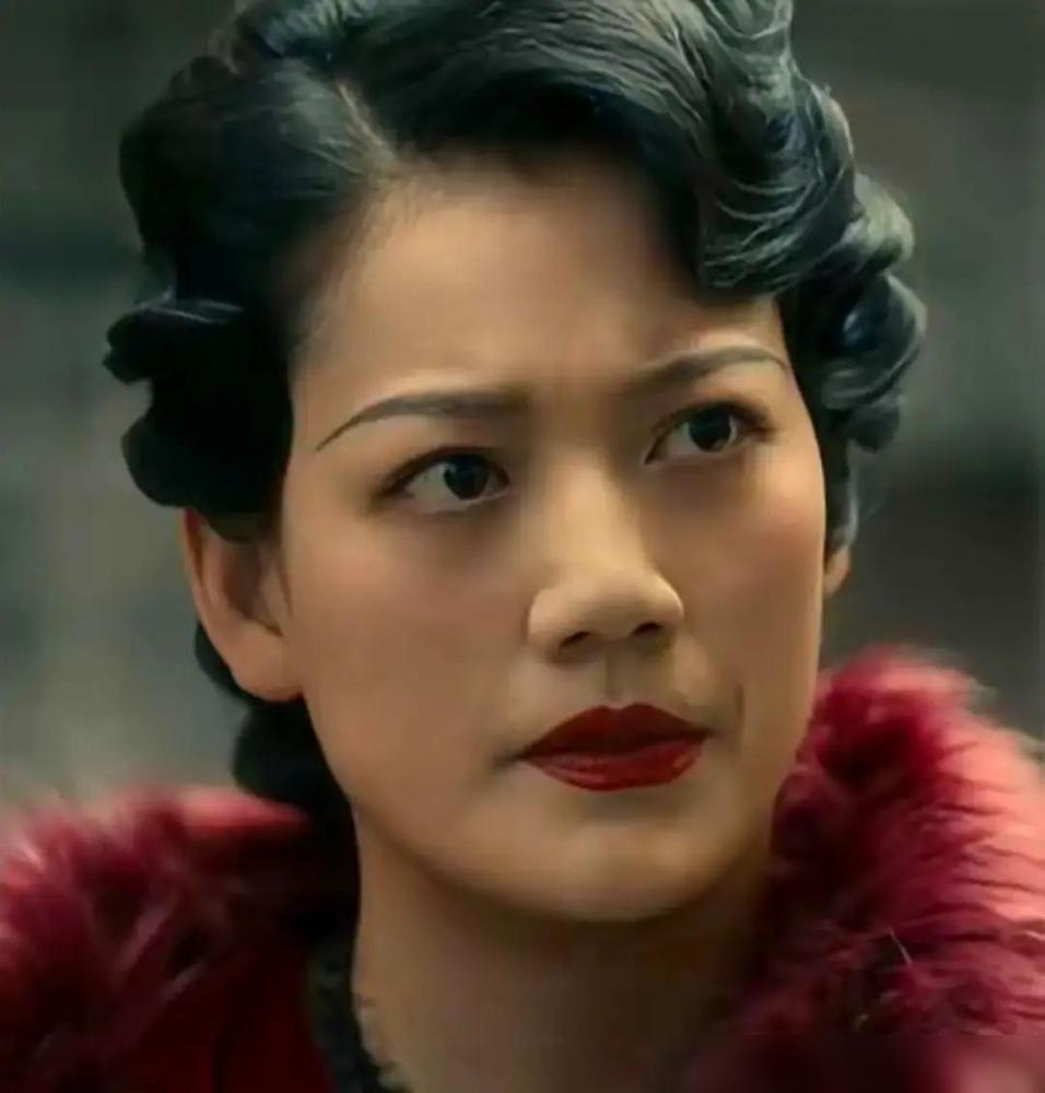 这女演员太狠了，新剧里直接剃个板寸、画上粗眉，弹幕一水儿地问：这男的是谁演的？