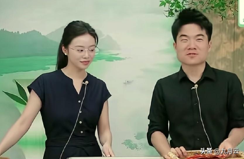 暑假《游知万物》开启，第一期是运动主题——足球。董宇辉临时上播透漏，以后还会有农
