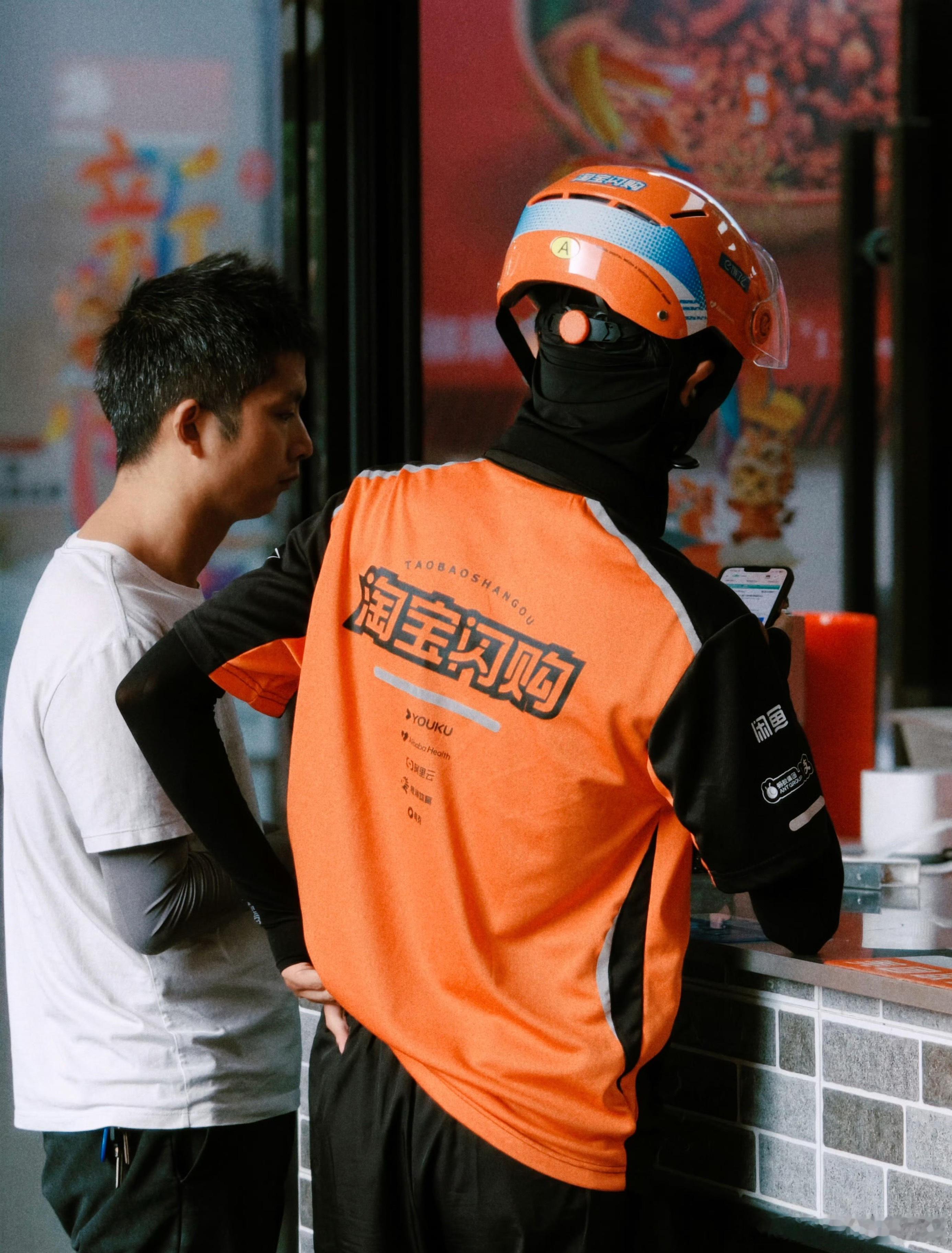 橙色丝光感工服就很醒目吧 