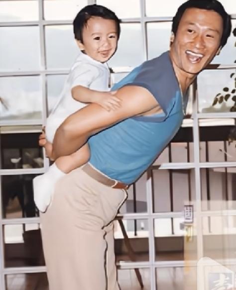 谢贤谈起和儿子谢霆锋，满是认可和心疼。
谢霆锋对父亲很好，谢贤都想不到儿子对自己
