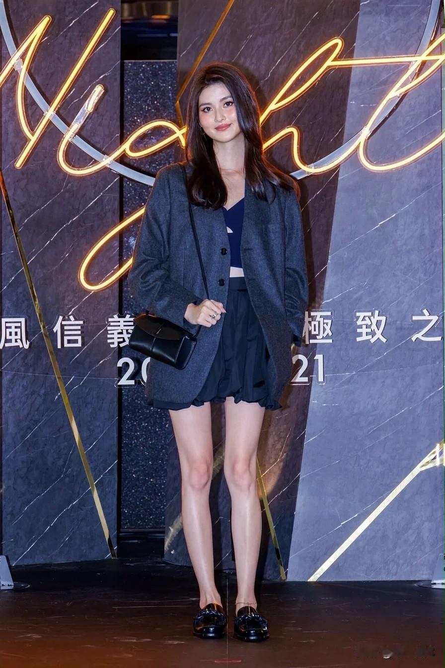 廖思惟（孙芸芸和廖镇汉的女儿）以一身Jil Sander的造型亮相自家微风集团的