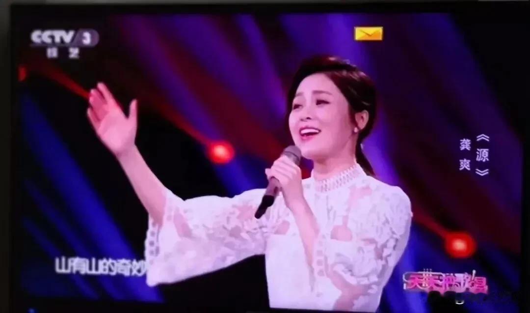 37岁的青年女高音龚爽骤然离去，实在令人扼腕叹息。
她演唱的涟源主题作品《源》，