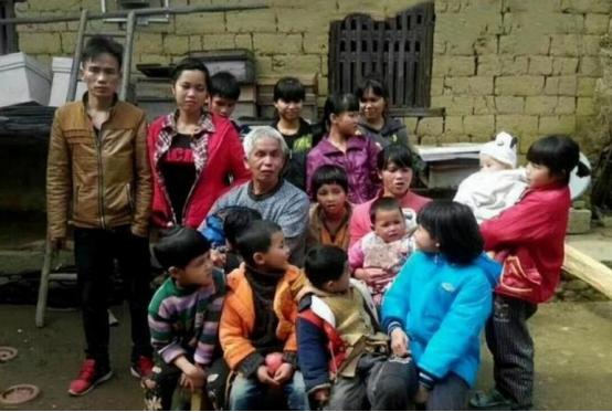 1994年，49岁梁二带19岁女工友回村，随后，两人开始疯狂造人，21年生15个