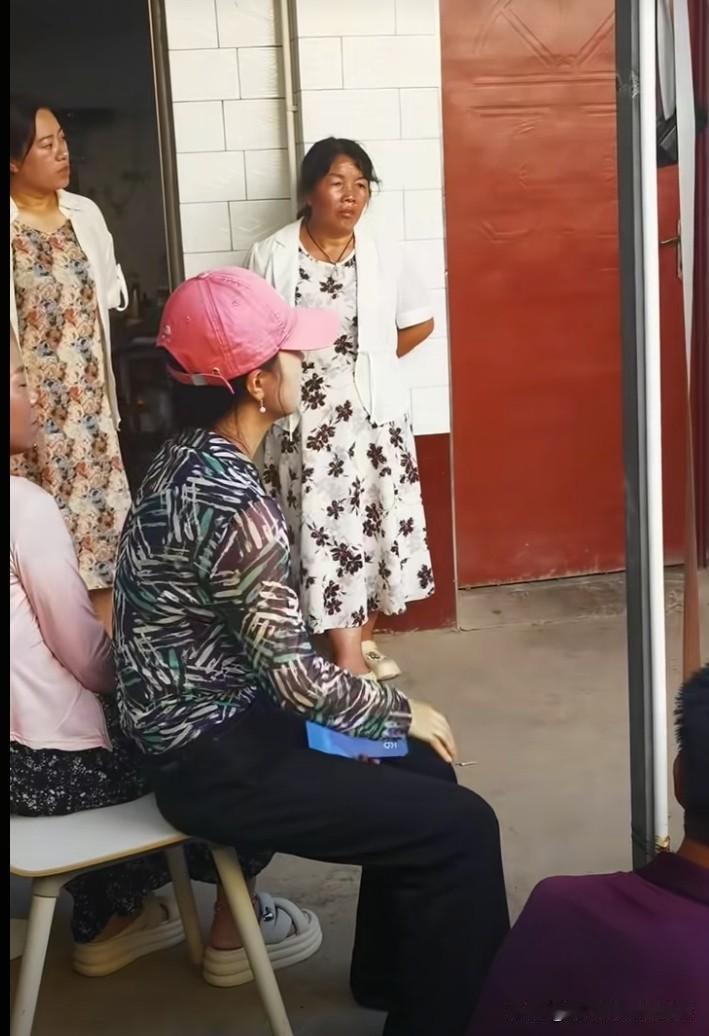 那么热的天，相宜还顶着酷暑烈日在农家小院里教乡邻们做电商带货，她说读书不是为了摆