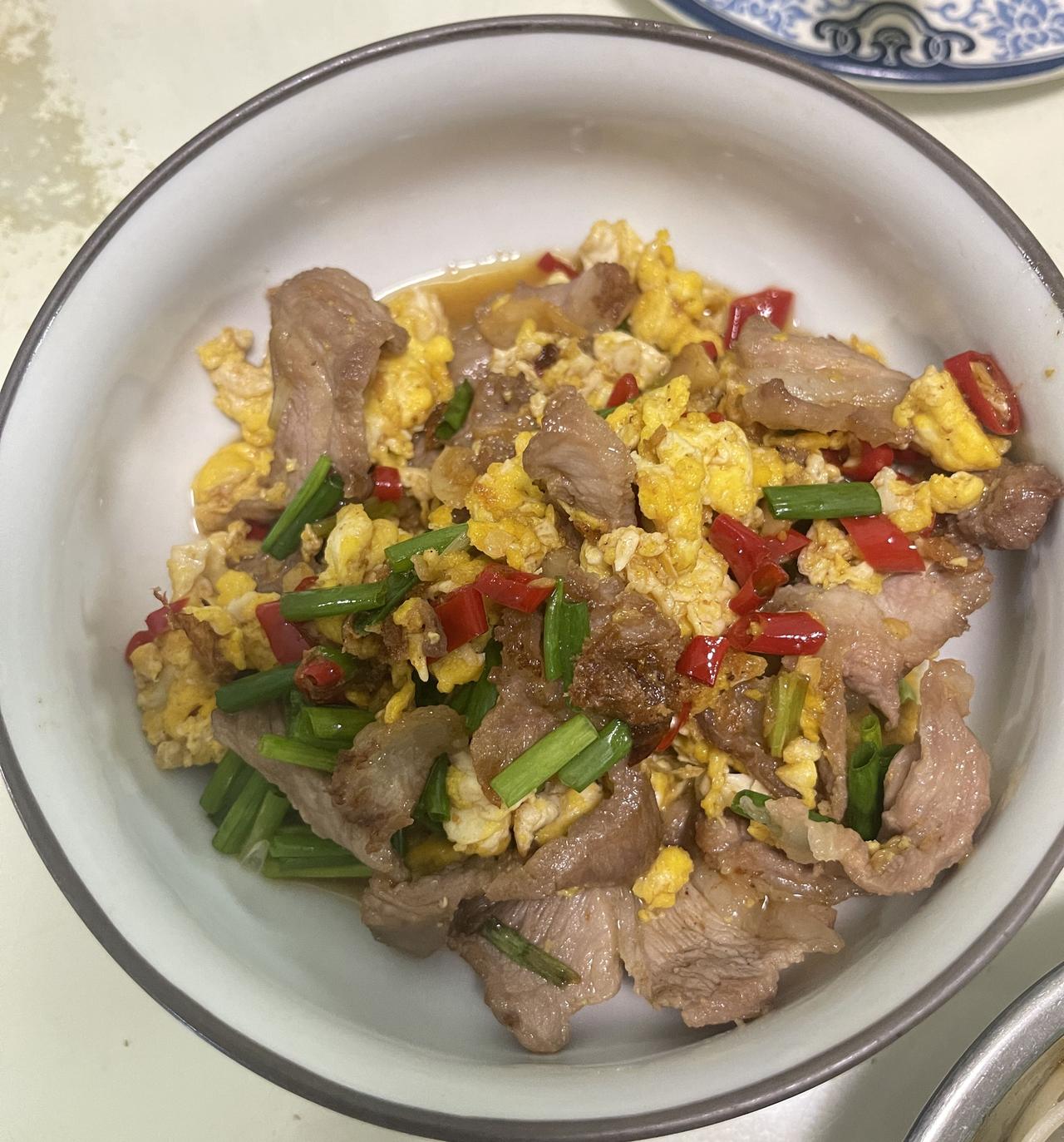 今晚做的鸡蛋炒肉片，色香味还可以，看来自己小时候的厨艺还没有退化[捂脸]

工作