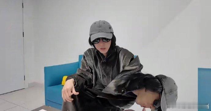 华晨宇说自己早期说话不过脑子声鸣远扬华晨宇觉得早期的他特别鲜活，说话直来直去的样