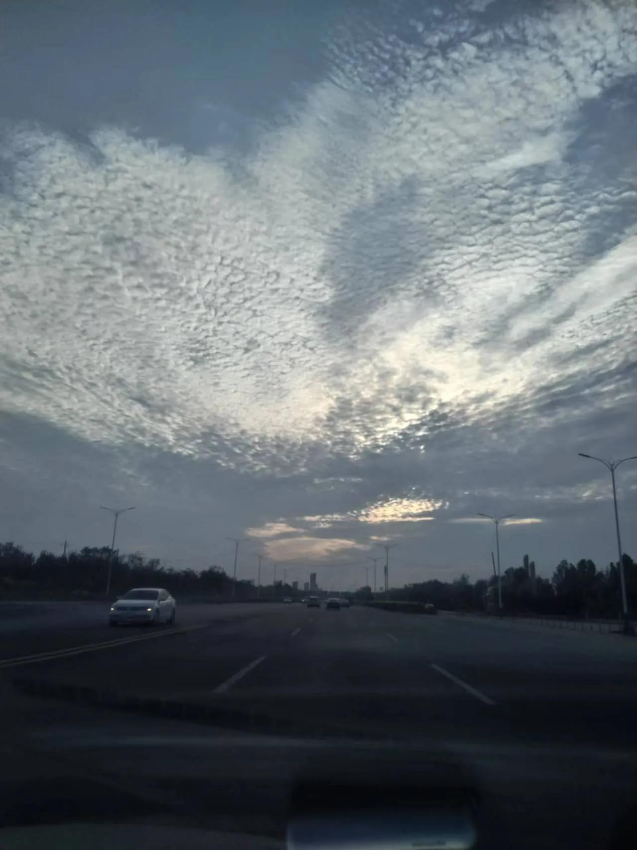 天

为了掩映你受伤的灵魂
你把一身鳞片
呈现给这片天地

行驶在路上
我更愿意