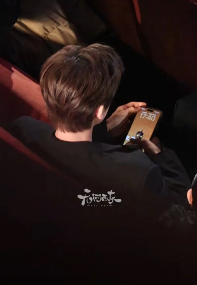 侯明昊奥特曼狂热男粉 侯明昊用奥特曼当手机壁纸 侯明昊你相信光吗 ​​​