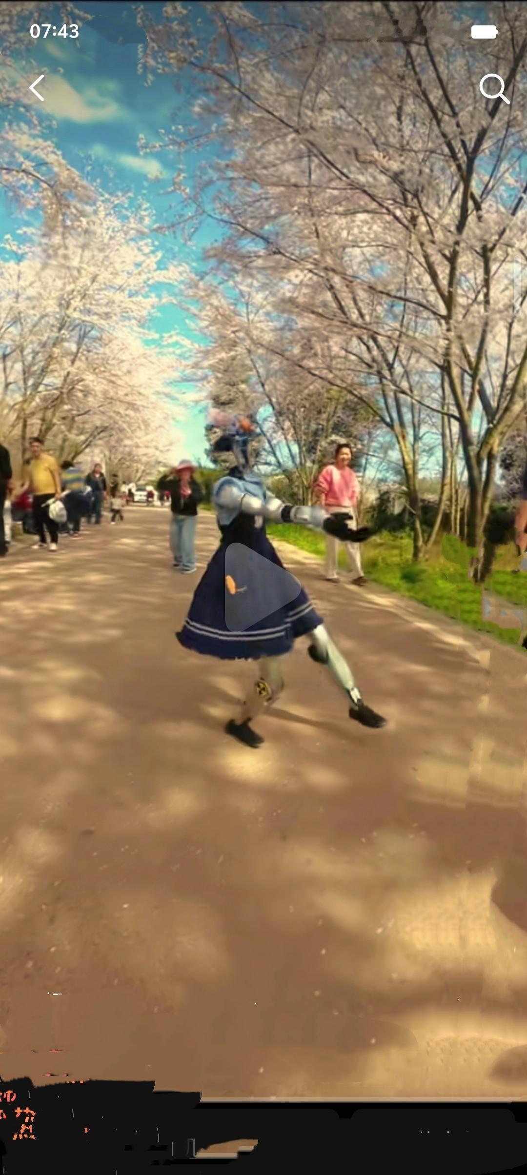 在春日暖阳下，机器人身姿轻盈，金属关节灵活转动，似灵动的精灵。它踮起“脚尖”，旋