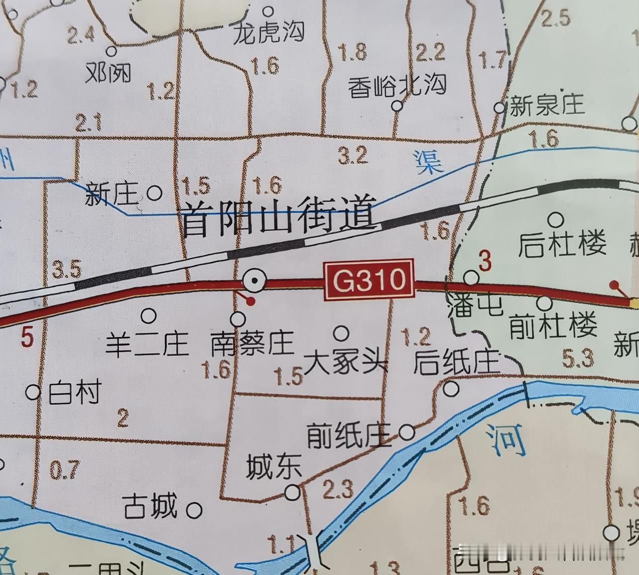 洛阳偃师区首阳山街道办事处有一大冢头村，因位于高大的“吕侯冢”之西而得名。墓冢岿