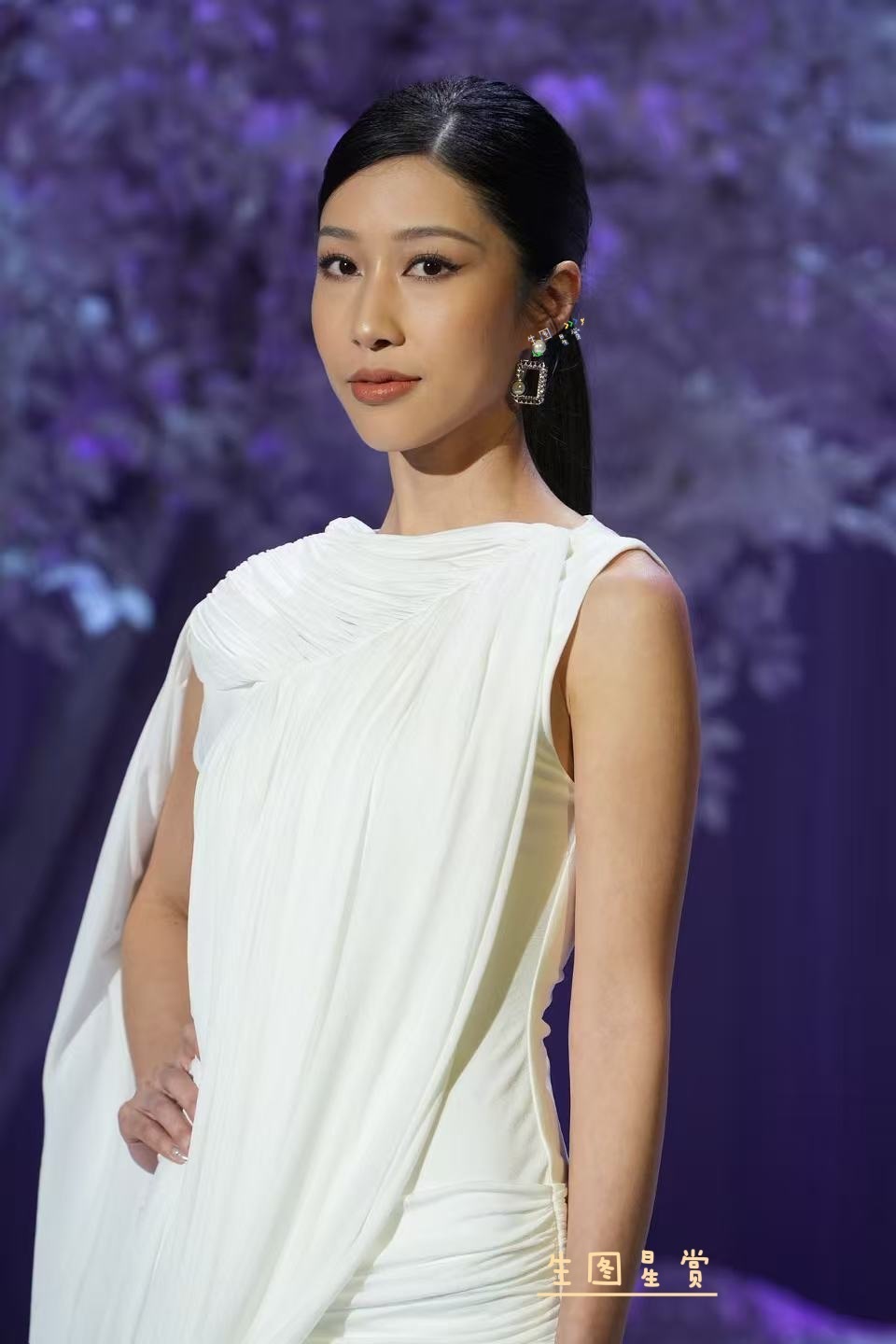 吴映香黑丝造型亮相搜狐时尚盛典 