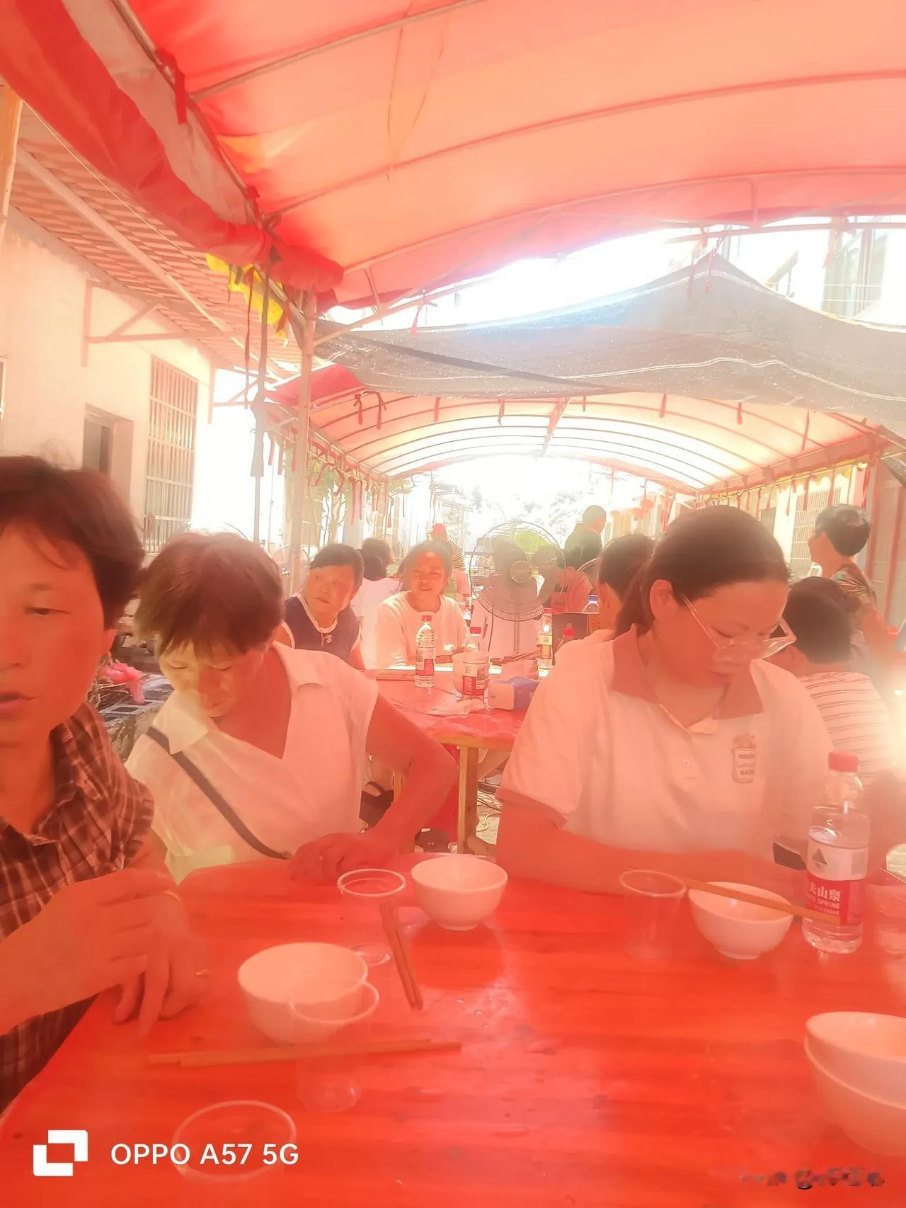“人的血压都比她分数高，也好意思摆酒席”。有人在背后取笑道。

前几天一邻居摆升