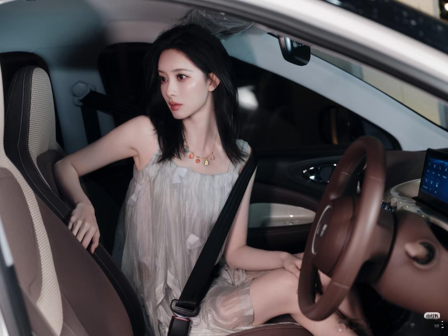 孟子义新物料，雅加达街头美貌与精致五菱缤果的双向奔赴～香车美人