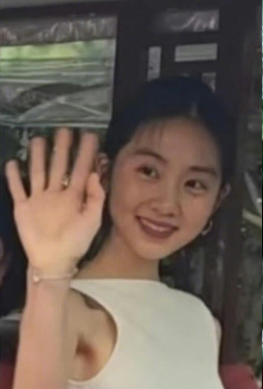 黄多多气质这气质，简直是从小美到大的典范！在乌镇这种古韵环境里，真就是妥妥的文艺