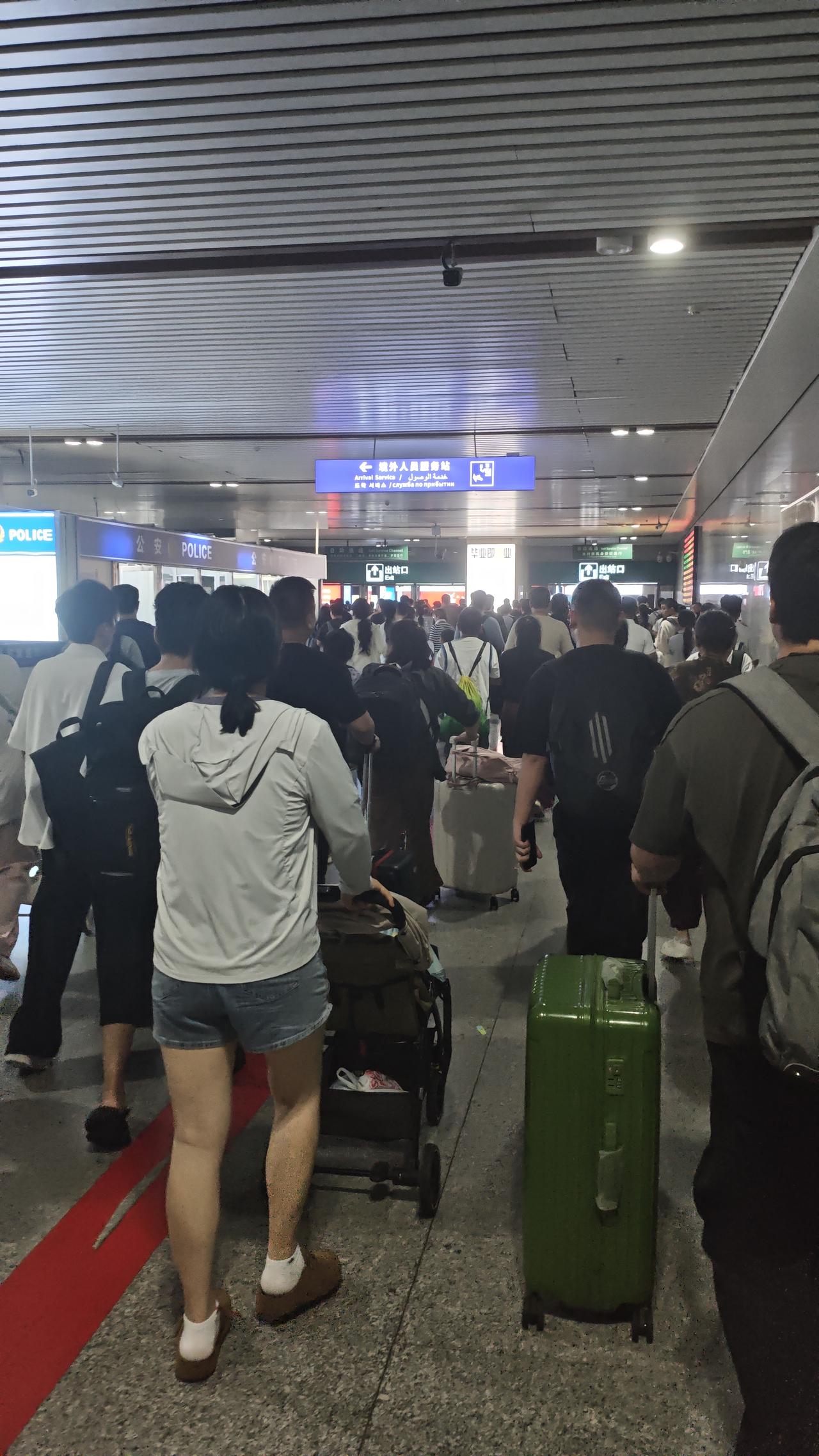 完全没想到，义乌火车站出站这人流量，确实赶上春运了。
