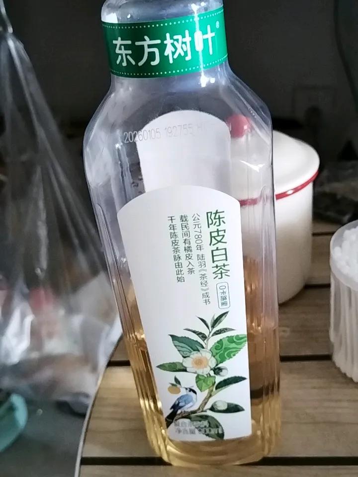 昨晚他下班后，看见进门后，手上提着瓶瓶罐罐的，好几瓶东方树叶，让他拿一瓶给我喝，
