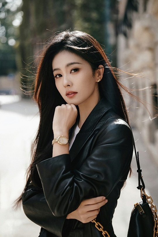 白鹿羊羔毛休闲装出发录制新综艺白鹿身着羊羔毛休闲装出发录制新综艺也太绝了吧！软糯