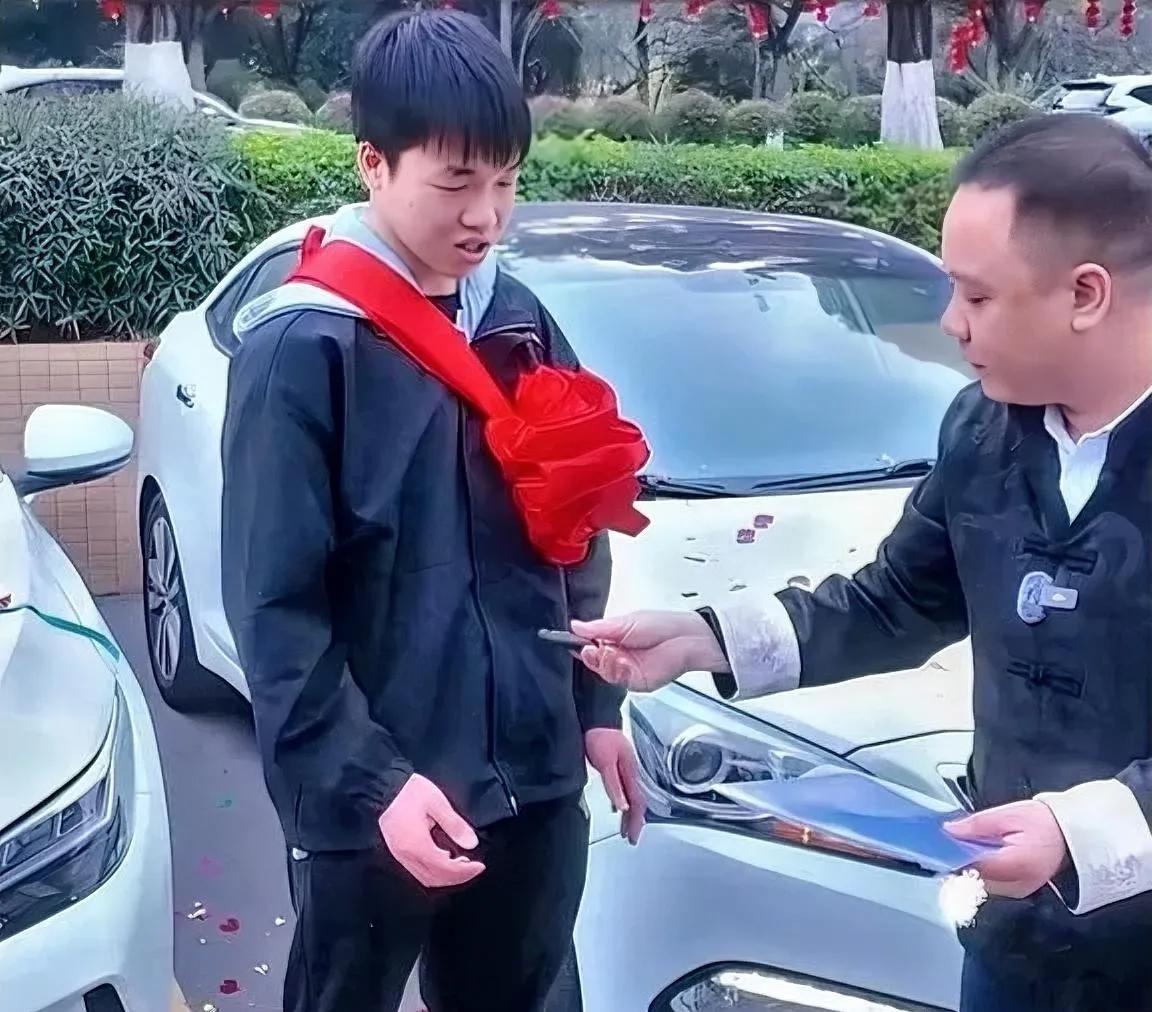广西，19岁少年家里太穷了，供不起他继续读书，没办法只能出去打工挣钱。在前两年，