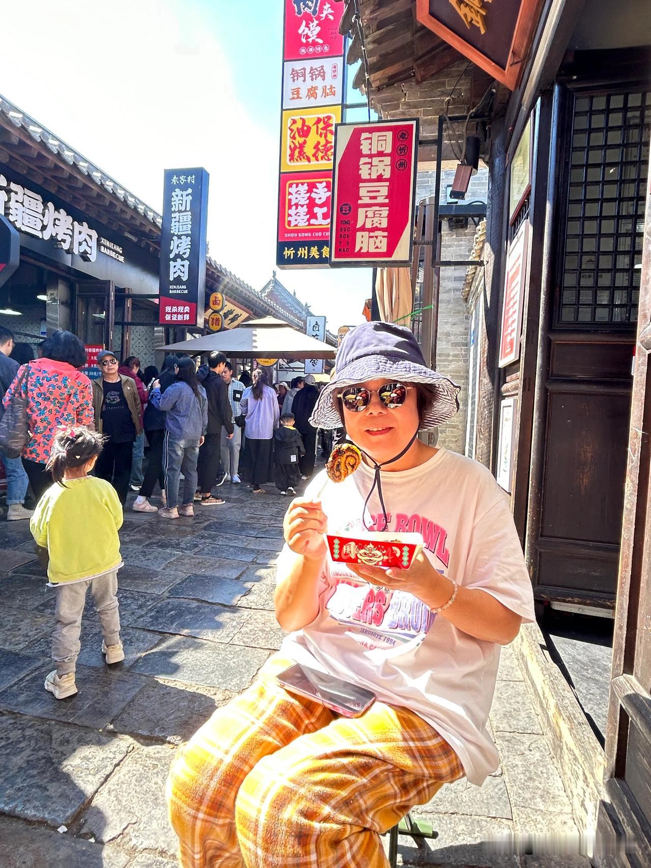 住在古城对面，每天中午、晚上必去一趟古城吃吃喝喝。一份铁锅焖面10块钱，一碗油泼