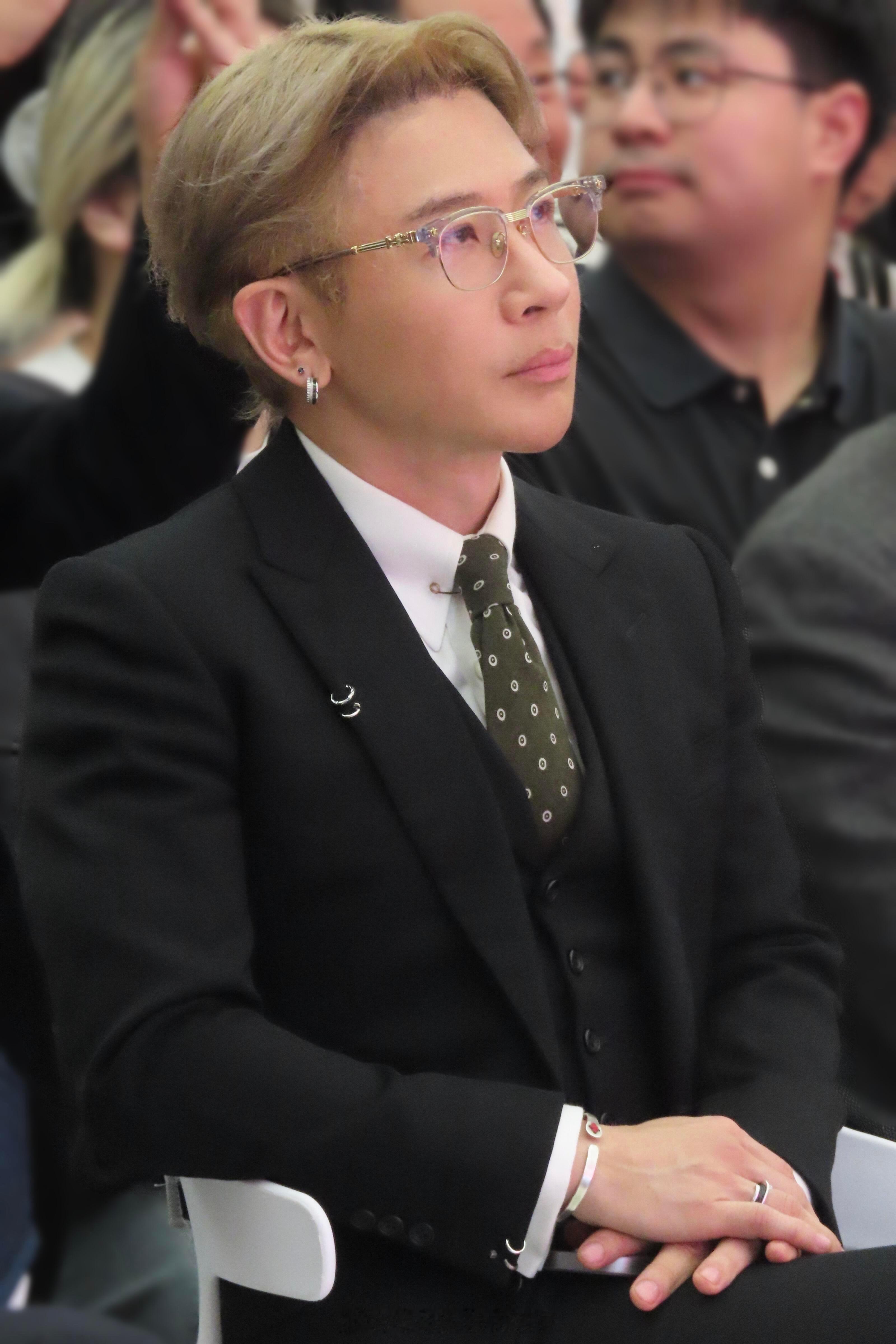 刘谦说胡兵银发第一帅自己第二帅这些图我还能再看亿遍，怎么有人年纪越大越有魅力啊！