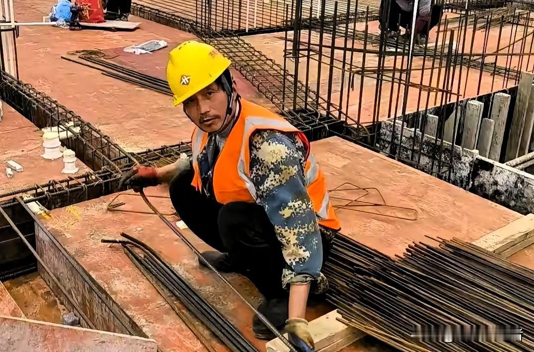 安徽省潜山县，48岁的李明勇在建筑工地当一名钢筋工，4月2号下班回家途中，在梅河