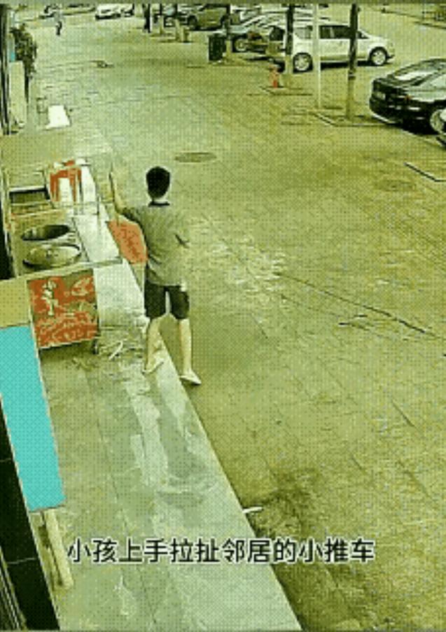 “有些孩子真的是天生坏种！！！”男孩两次折返故意掀翻邻居推车。

网友炸锅：“第