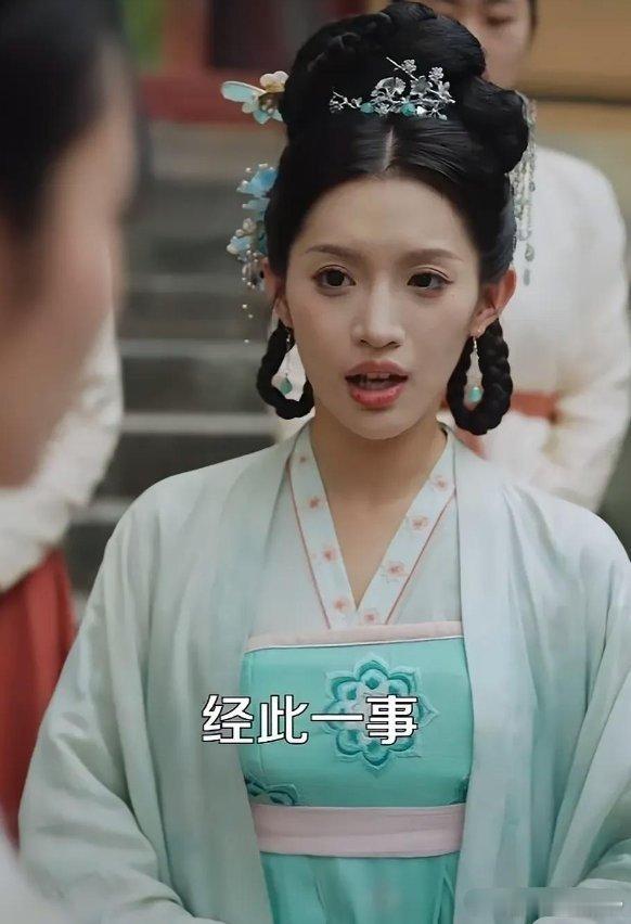 短剧播出没审核吗啊？这明显把手机放胸前了，这太明显的穿帮 ​​​