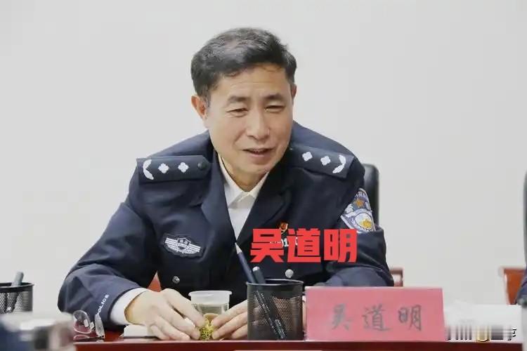 管了15年监狱，自己成了囚犯。吴道明，把自己活成了最大的讽刺。
 
他写了15年