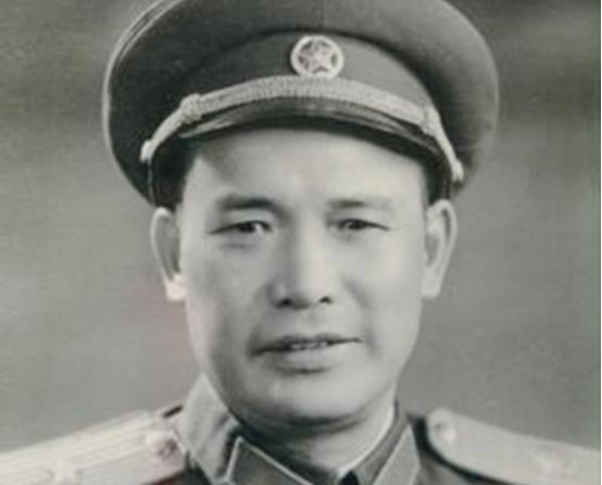 1946年，解放军为投诚的2000土匪设宴接风。席间，匪首脱下大衣，顺手挂到墙上