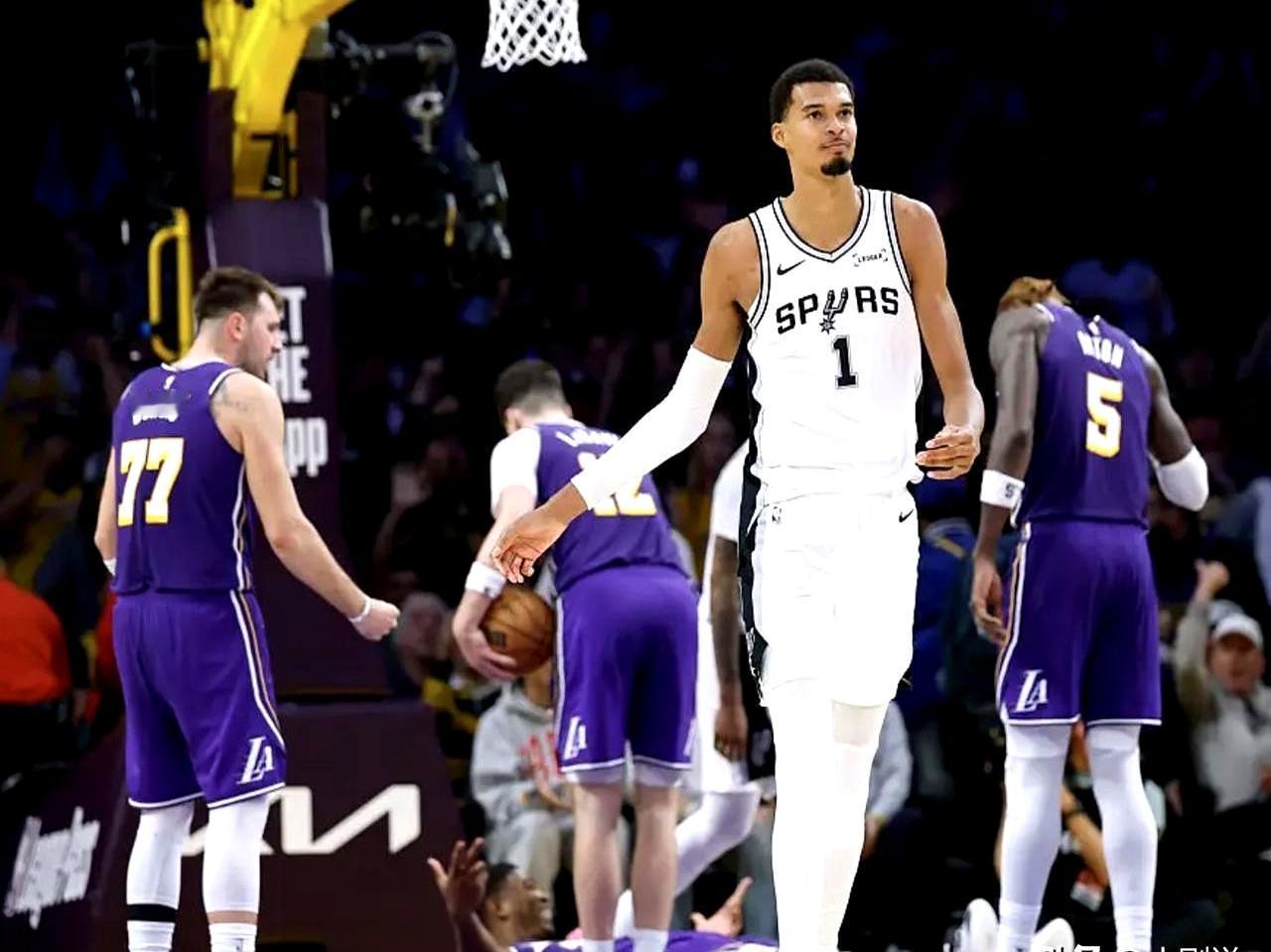 太阳主帅有点东西，说要限制文班、湖人队罚球，都做到了。
 

这支太阳队明明看着