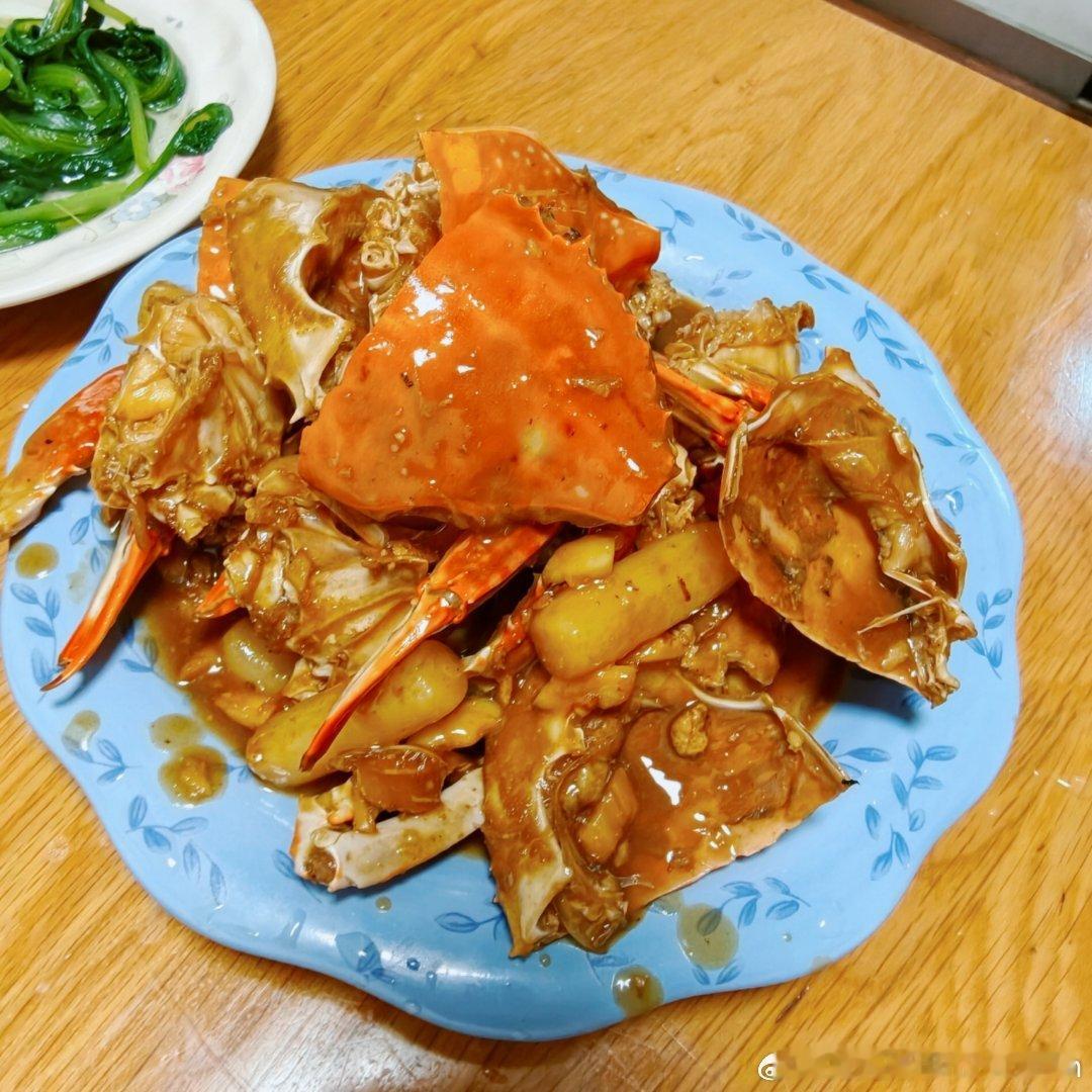 今天的游泳课妹直接一秒没停地练浮板打腿，打了整整一个小时。游完泳，妹说：好累，兴