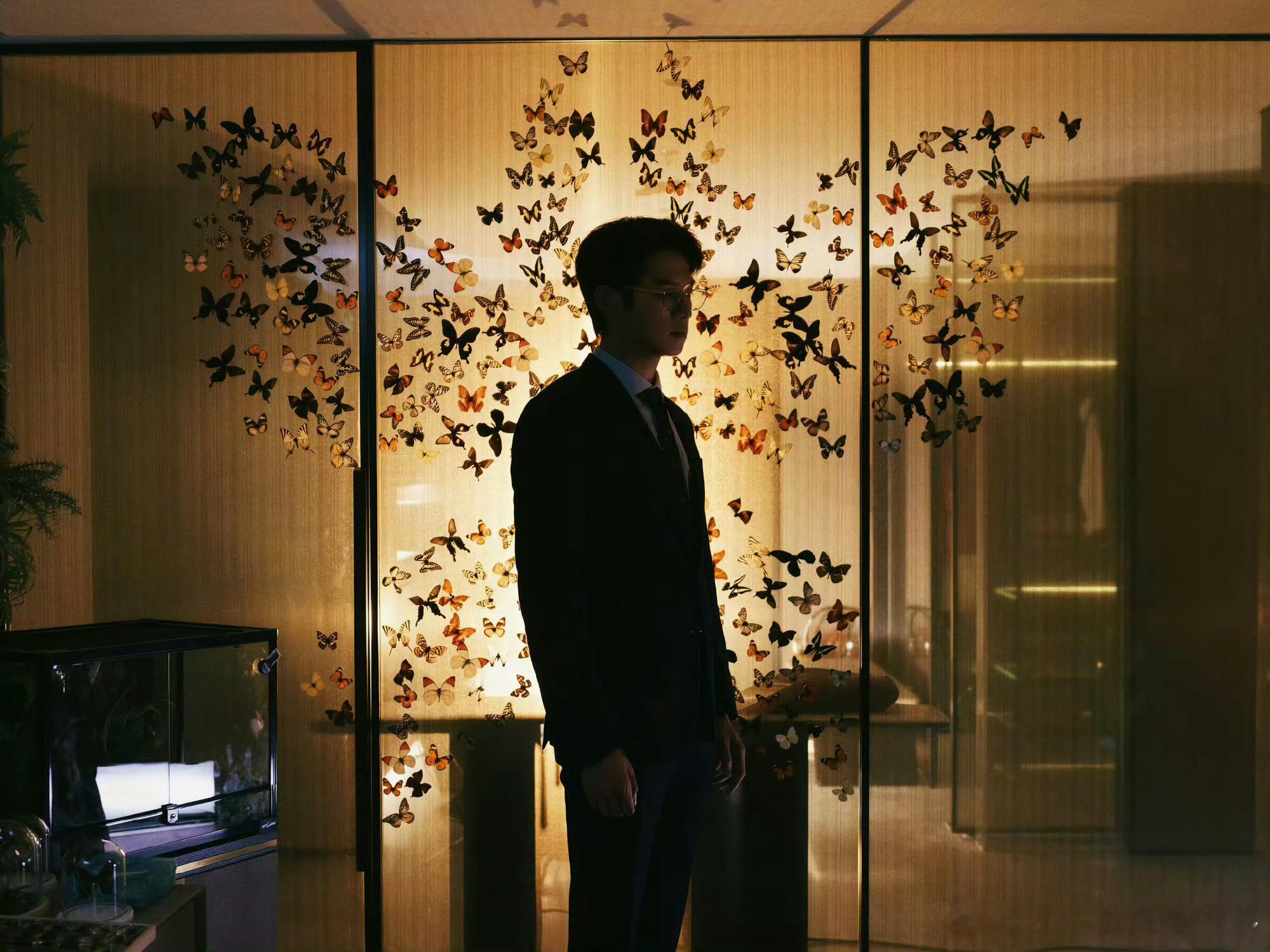 魏大勋新路透是你吗孟宴臣 次元壁破了！魏大勋《周五晚高疯》路透杀疯，金边眼镜配利