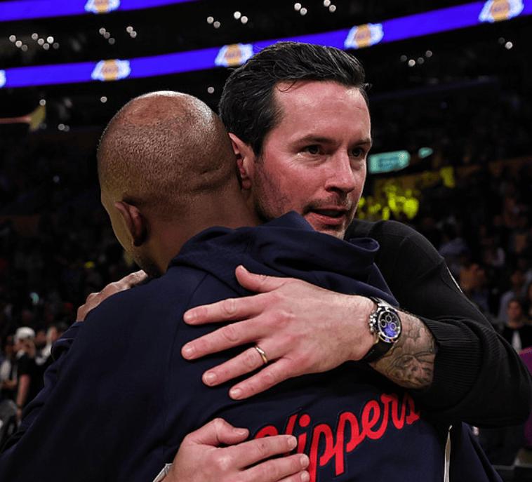 快船官宣无保罗分道扬镳，湖人尼克斯掘金等多队对其有意。

随着快船与保罗官宣分手