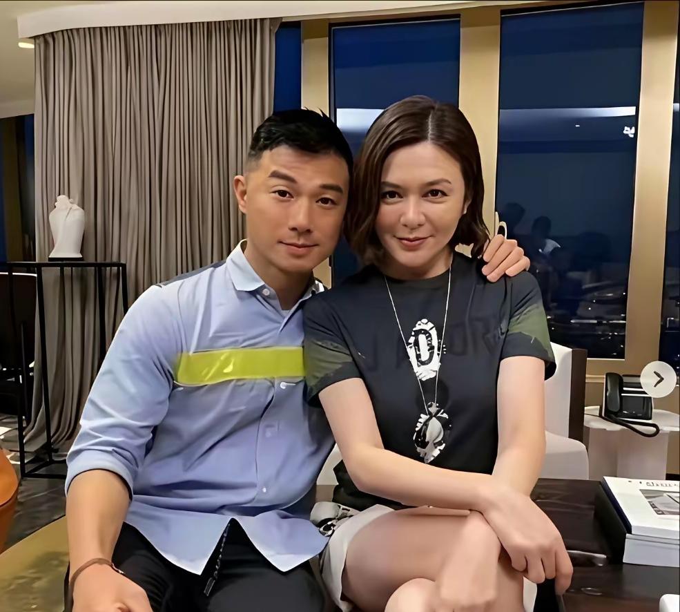 半山豪宅里，关之琳和侯维德依偎合影，年龄差距惹来满城姐弟恋传闻。
举止亲昵氛围感