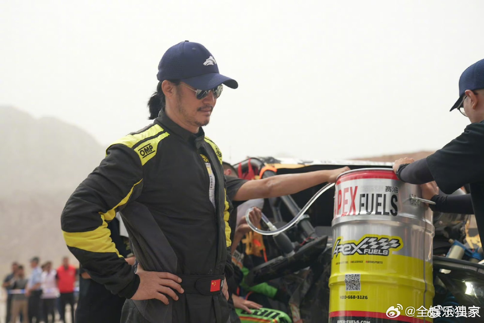 吴京居然戴了耳钉 没想到京哥也戴耳钉了，硬朗五官配上小耳钉，反差感也太绝了。 