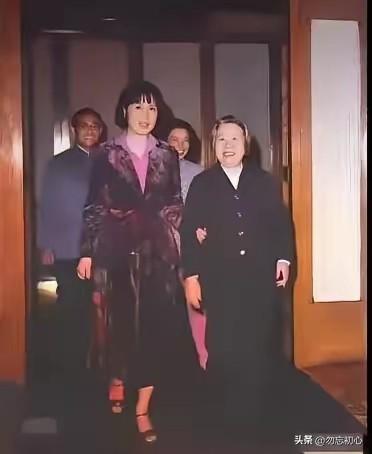​这张照片拍摄于1973年。画面右侧是邓颖超同志，身旁挽着她的，正是45岁的王玉