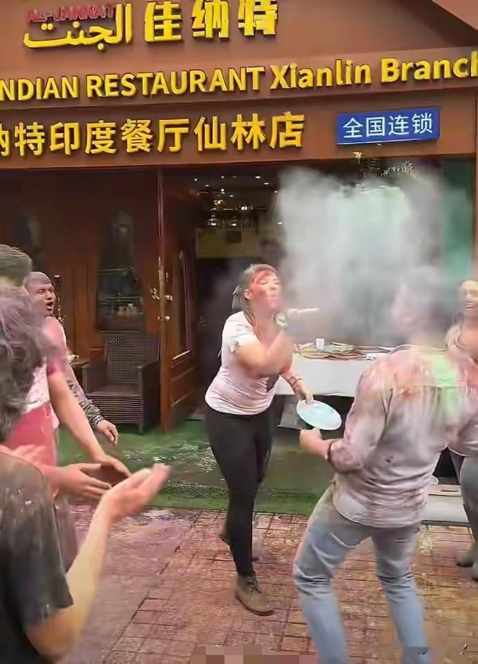 真是没有规矩！南京仙林印度餐厅门口发生了一起令人无法容忍的闹剧！

一群印度人没