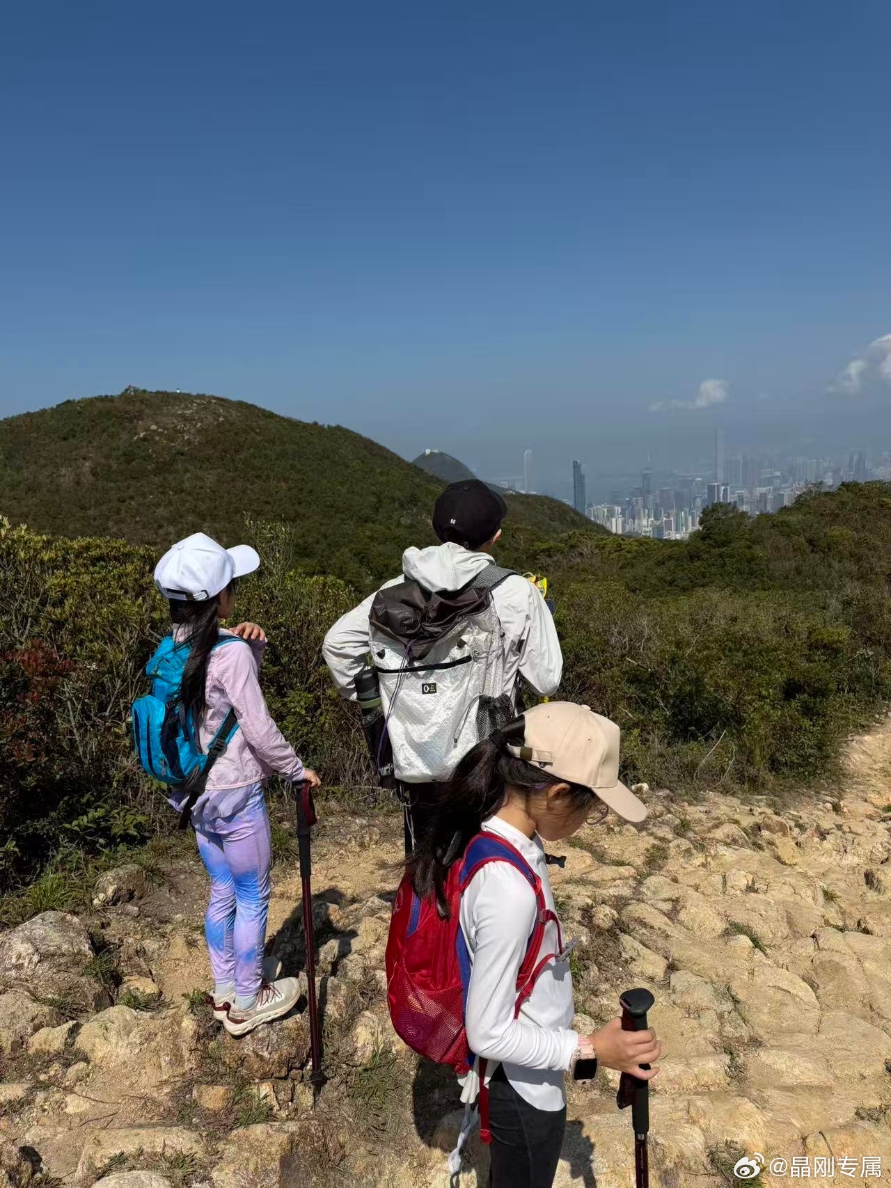 周末郭晶晶一家去爬山，两口子拍照技术越来越靠近了。郭晶晶
