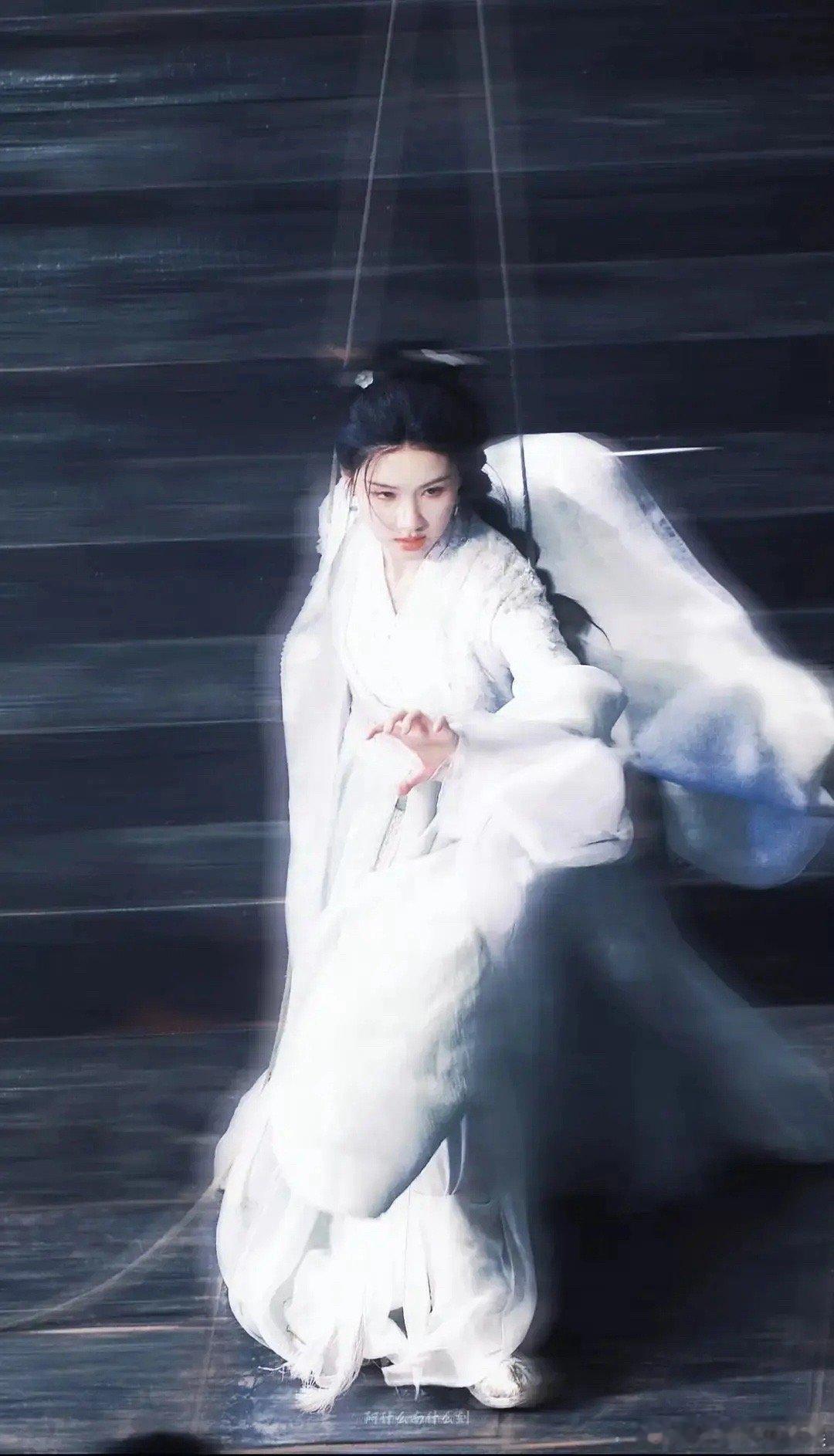 陈都灵能成为第二个小龙女吗[汗] ​​​