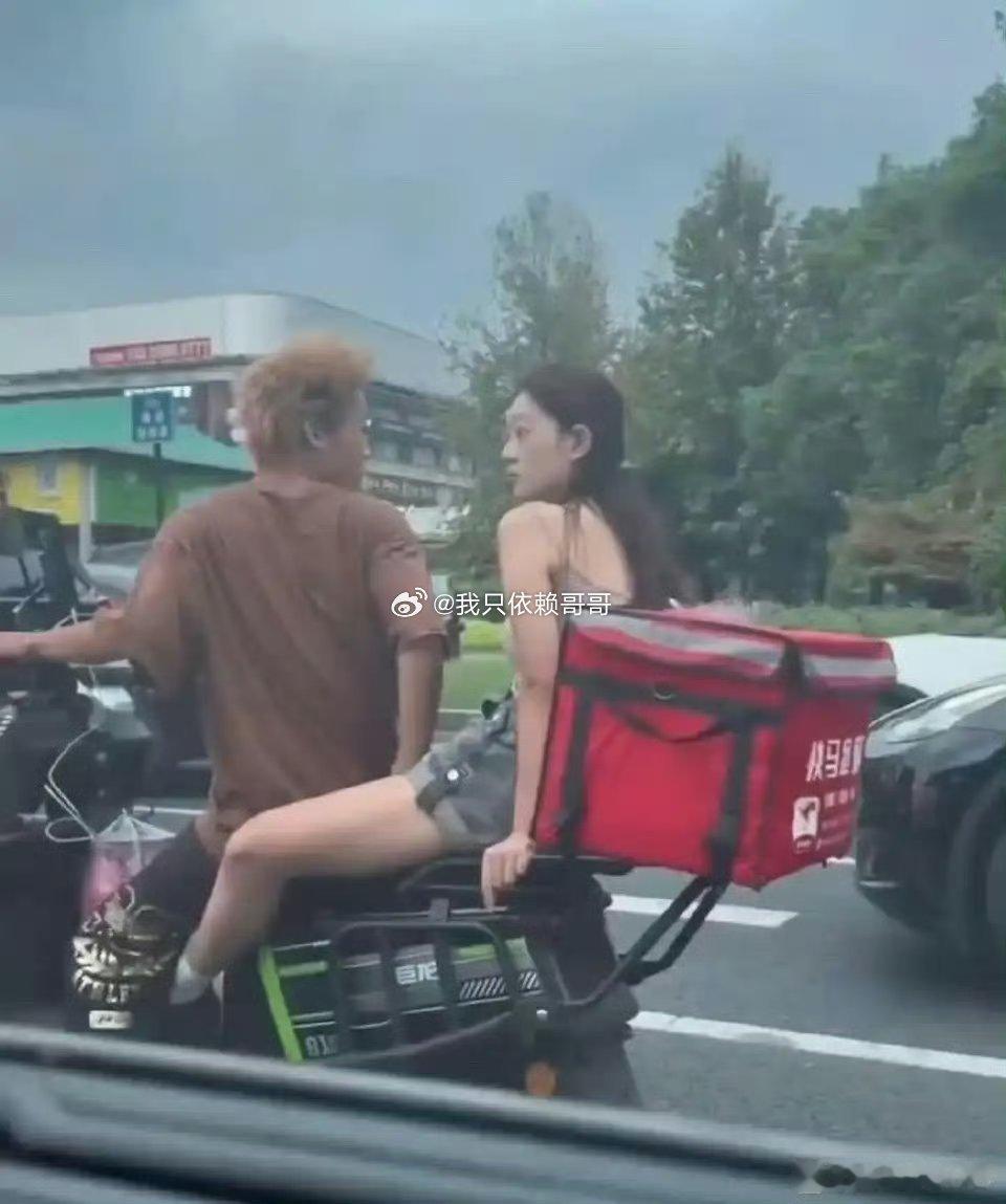 怎么现在的女生都喜欢黄毛 