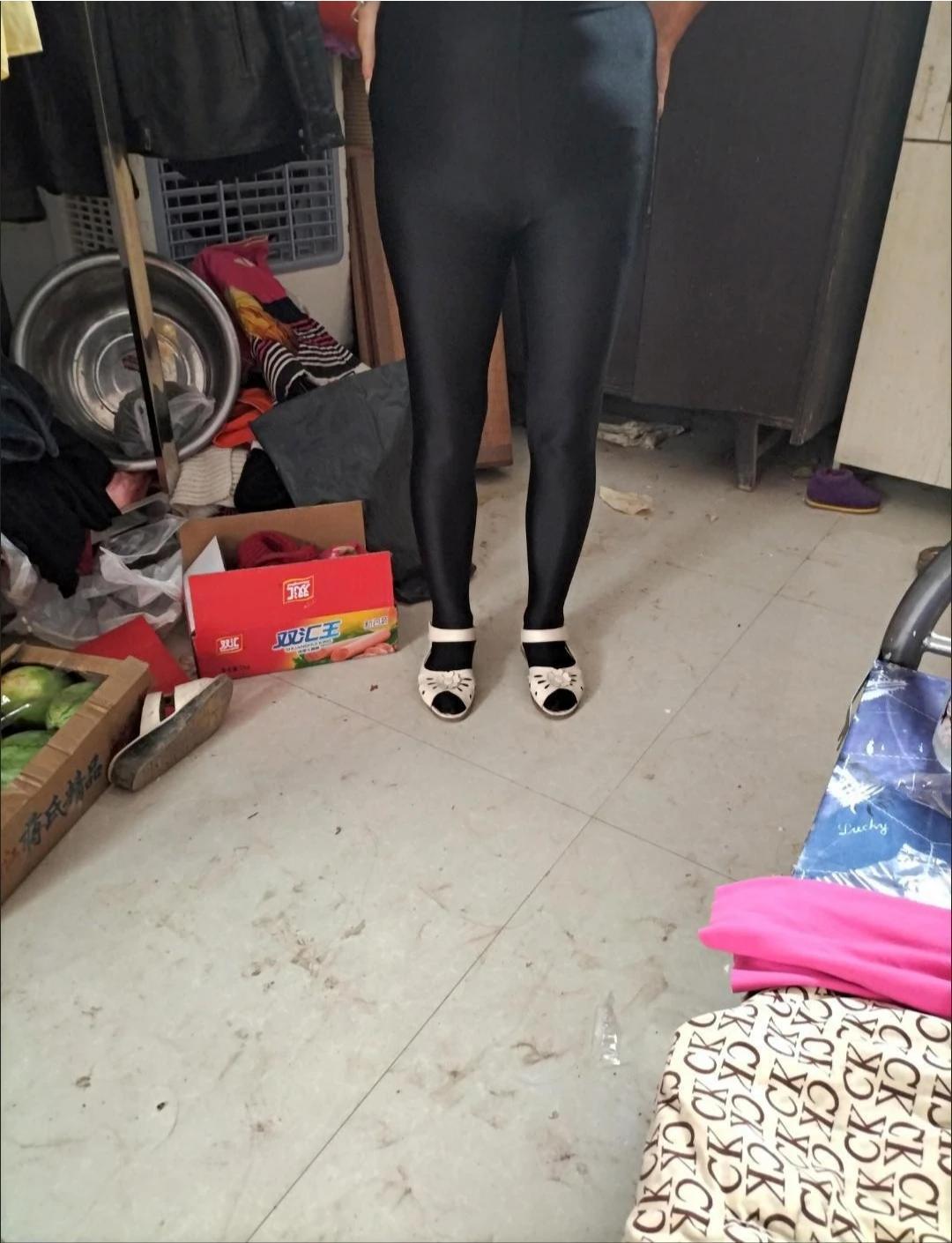 大姐不是来跳广场舞的吧？穿着皮靴和高跟鞋，两条腿叉的那么开
动作那么不协调
穿着